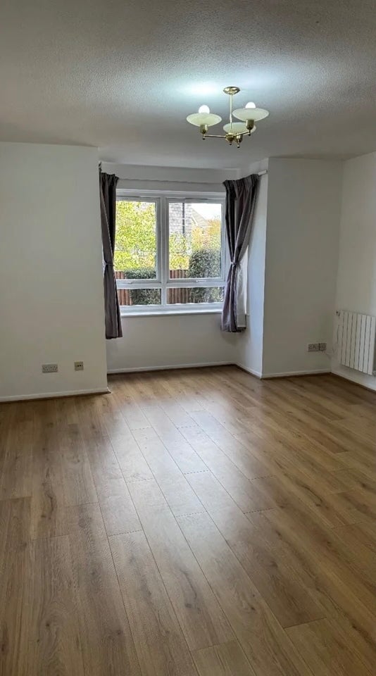 Flat Gunnersbury Gardens in Greater London