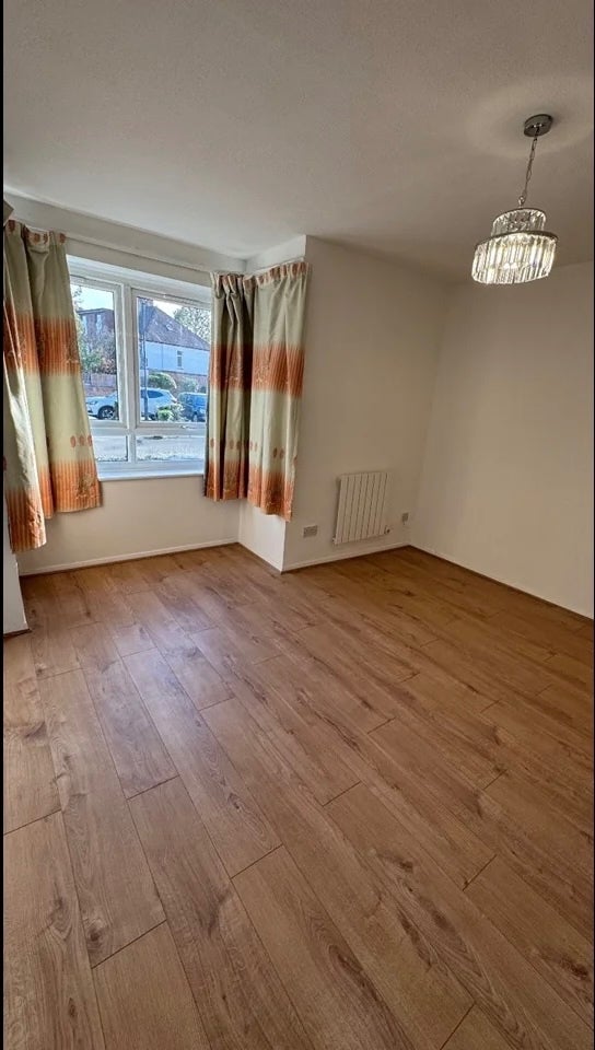 Flat Gunnersbury Gardens in Greater London