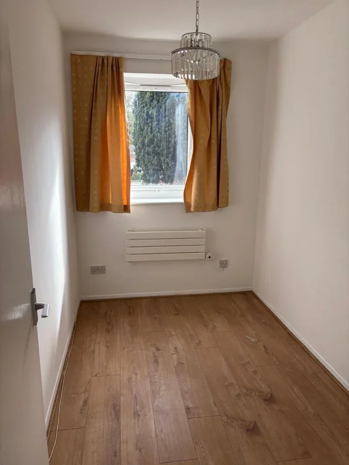 Flat Gunnersbury Gardens in Greater London