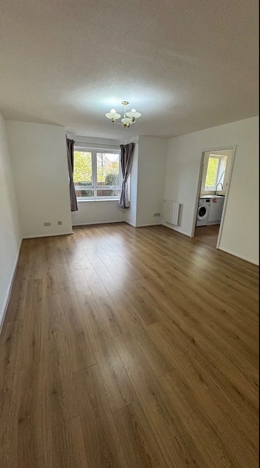 Flat Gunnersbury Gardens in Greater London