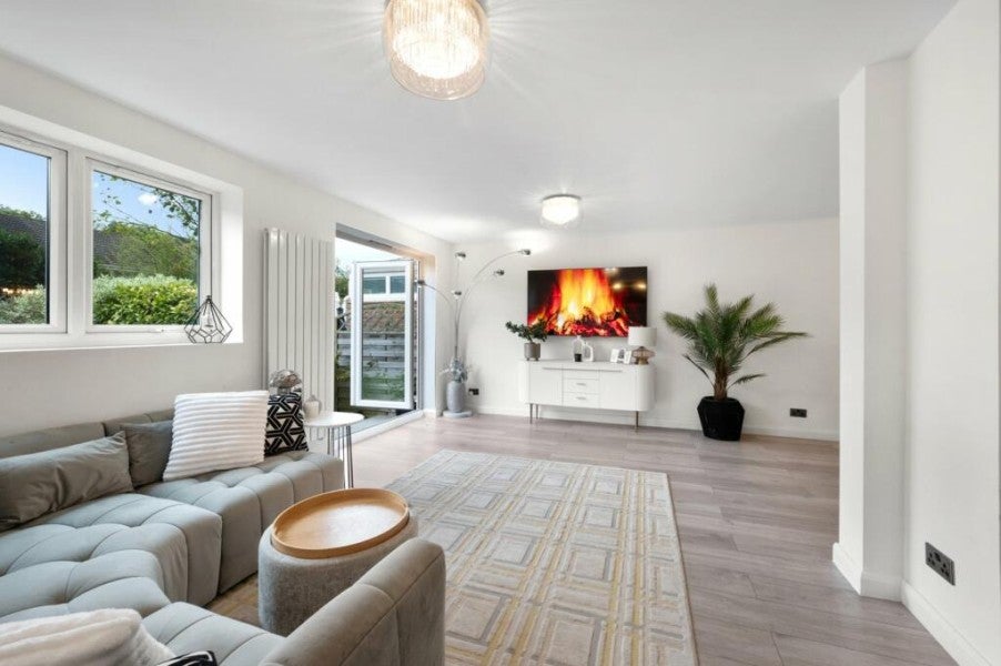 House Wynton Grove in Elmbridge