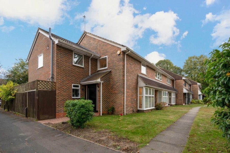 House Wynton Grove in Elmbridge