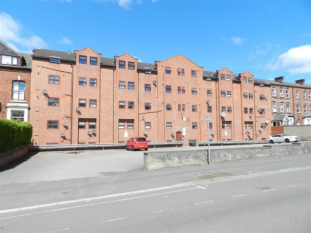 Flat Belle Vue Road in Leeds