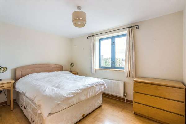 Flat Cumberland Road in Bristol