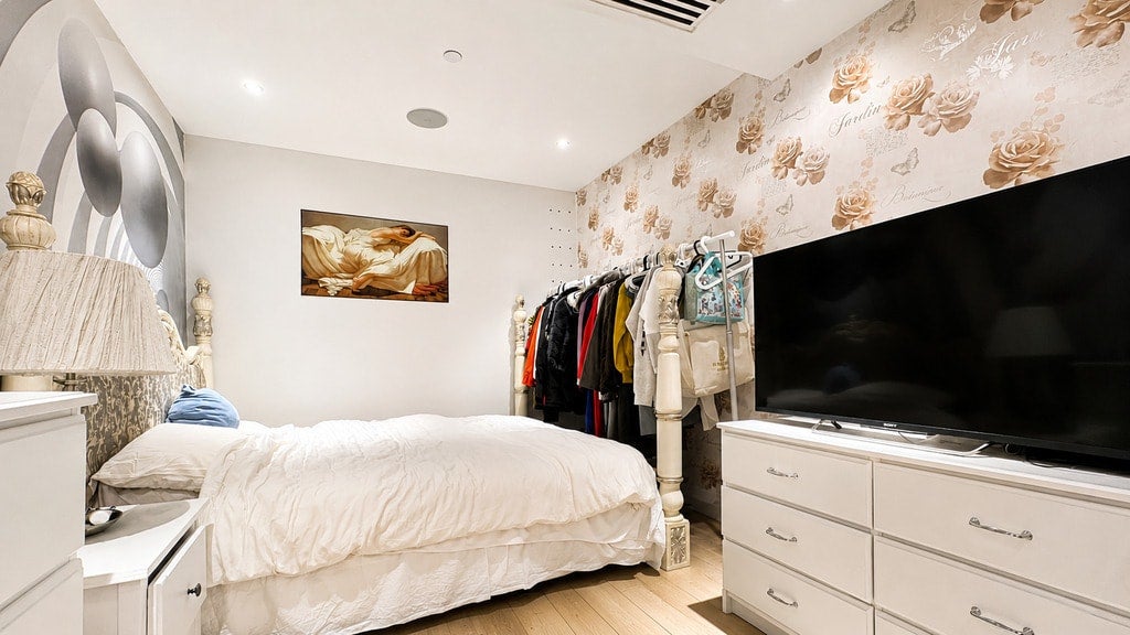 Flat Central Avenue in Greater London