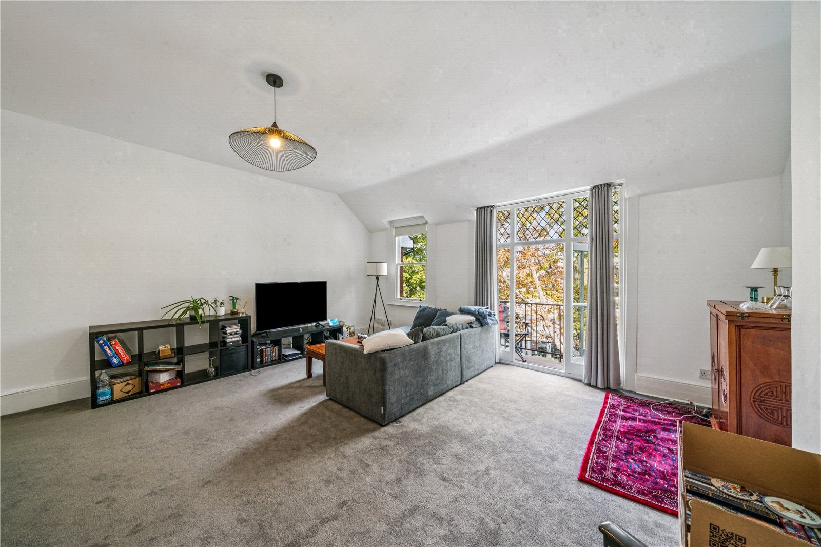 Flat Kew Road in Greater London