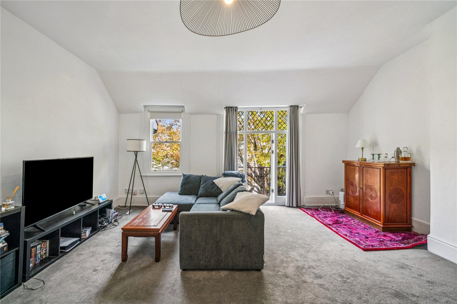 Flat Kew Road in Greater London