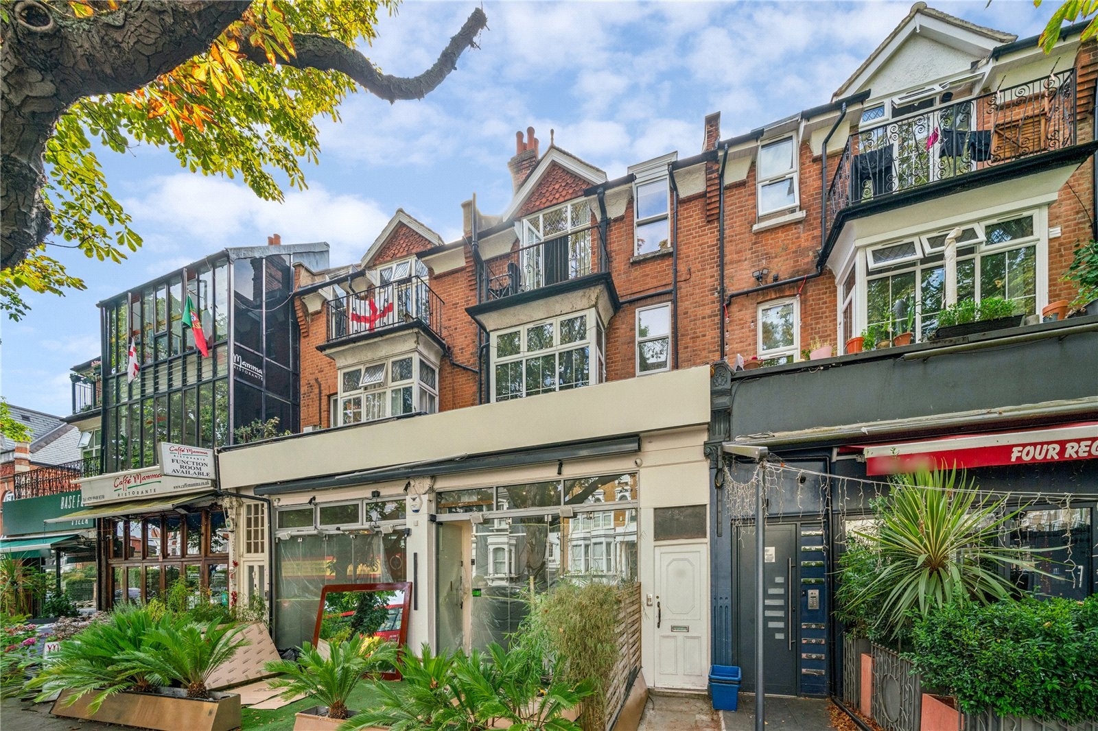 Flat Kew Road in Greater London