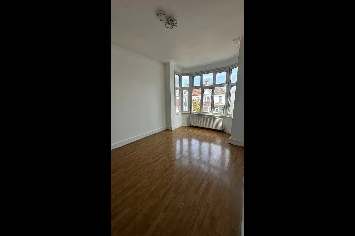 Flat Scarle Road in Greater London