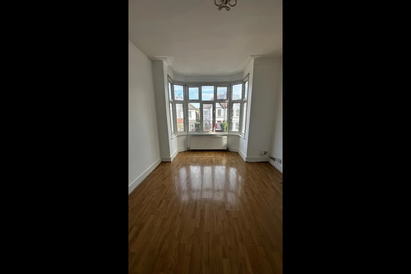 Flat Scarle Road in Greater London