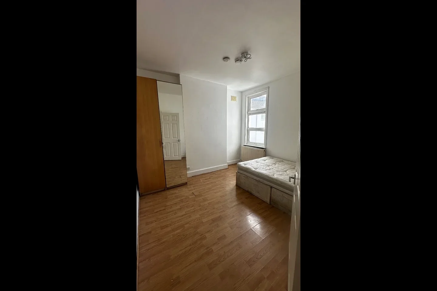 Flat Scarle Road in Greater London