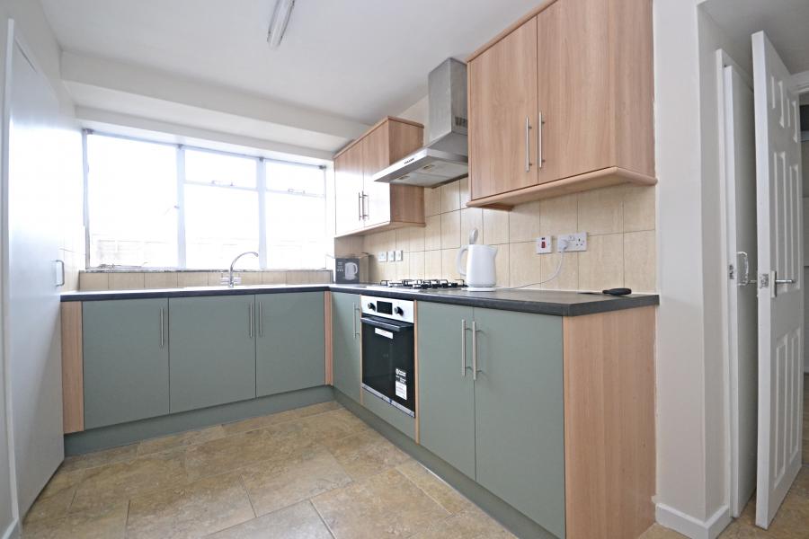Flat Tilgate Parade in Crawley
