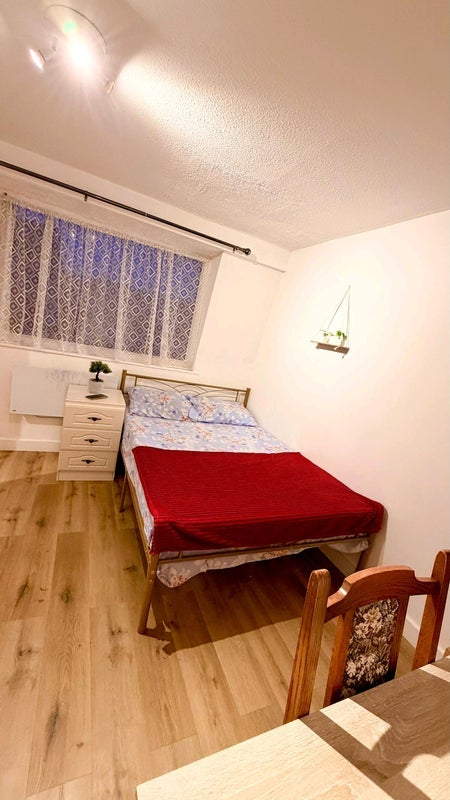 Room Tollgate Road in Greater London