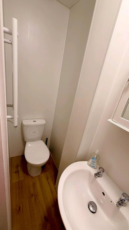 Room Tollgate Road in Greater London