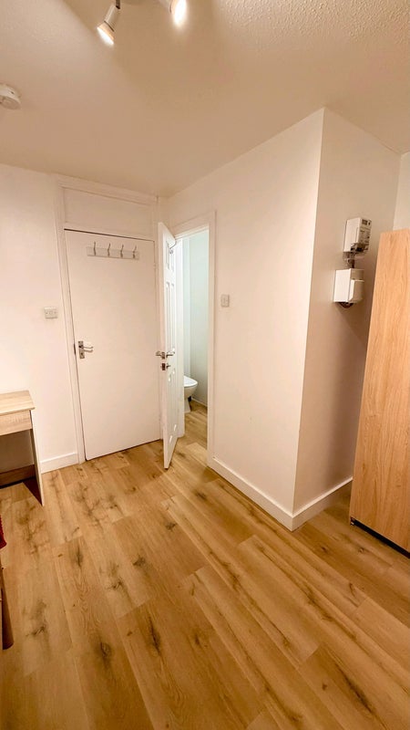 Room Tollgate Road in Greater London