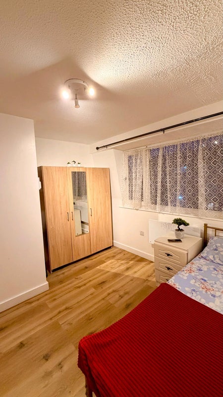 Room Tollgate Road in Greater London