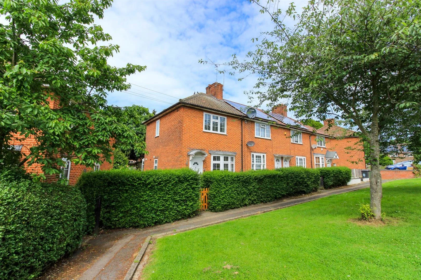 House Manor Farm Drive in Greater London