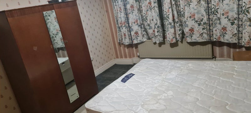 Room Kings Weston Avenue in Bristol