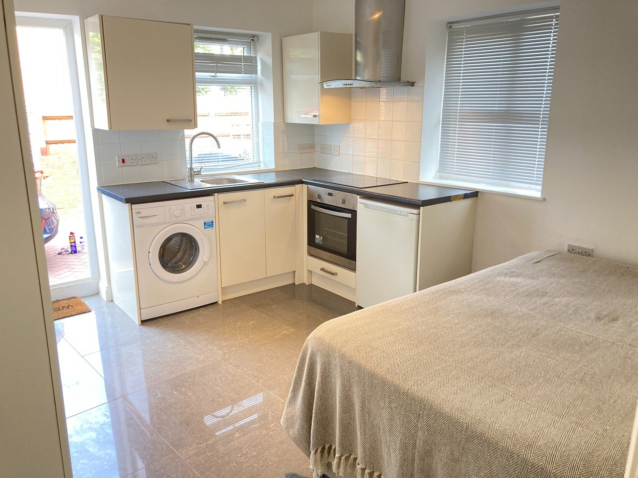 Flat Olive Road in Greater London