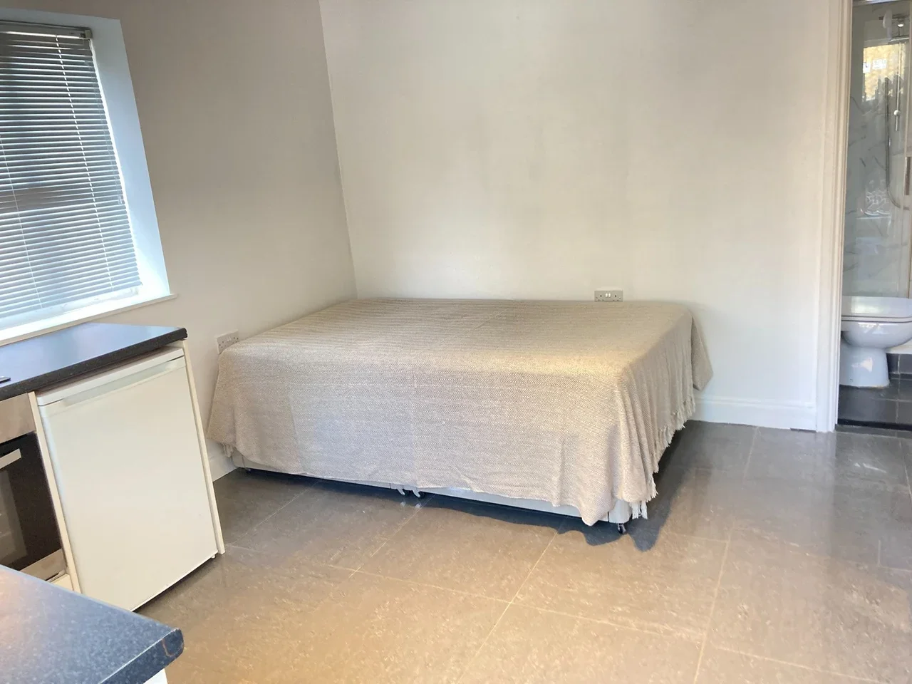 Flat Olive Road in Greater London
