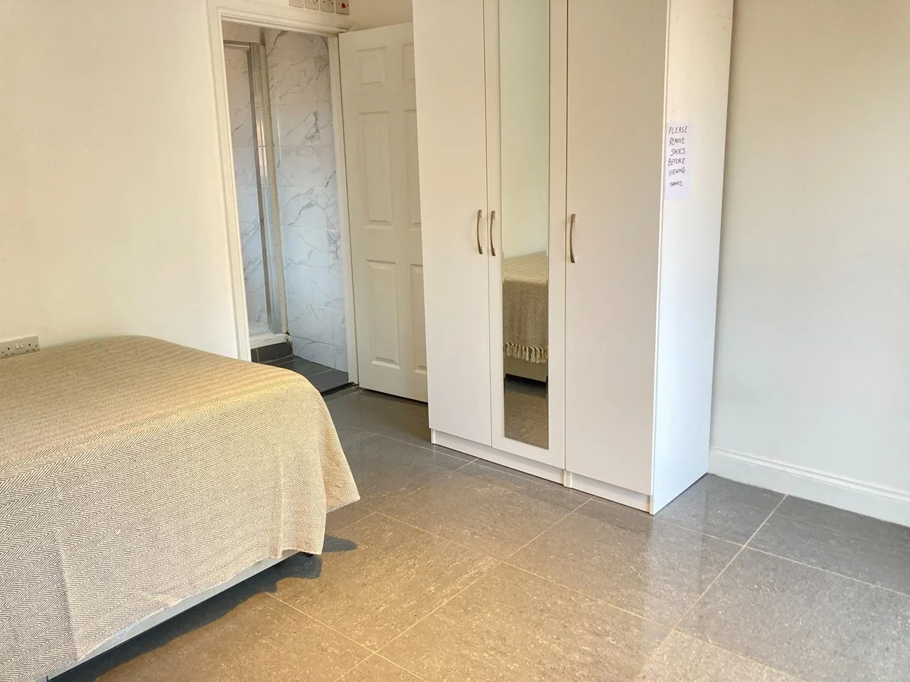 Flat Olive Road in Greater London