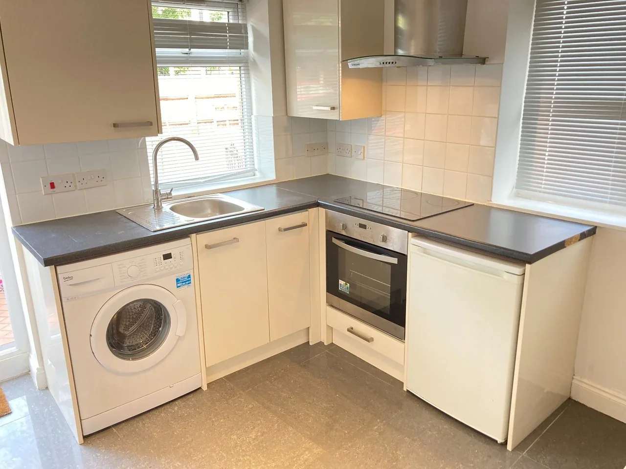 Flat Olive Road in Greater London