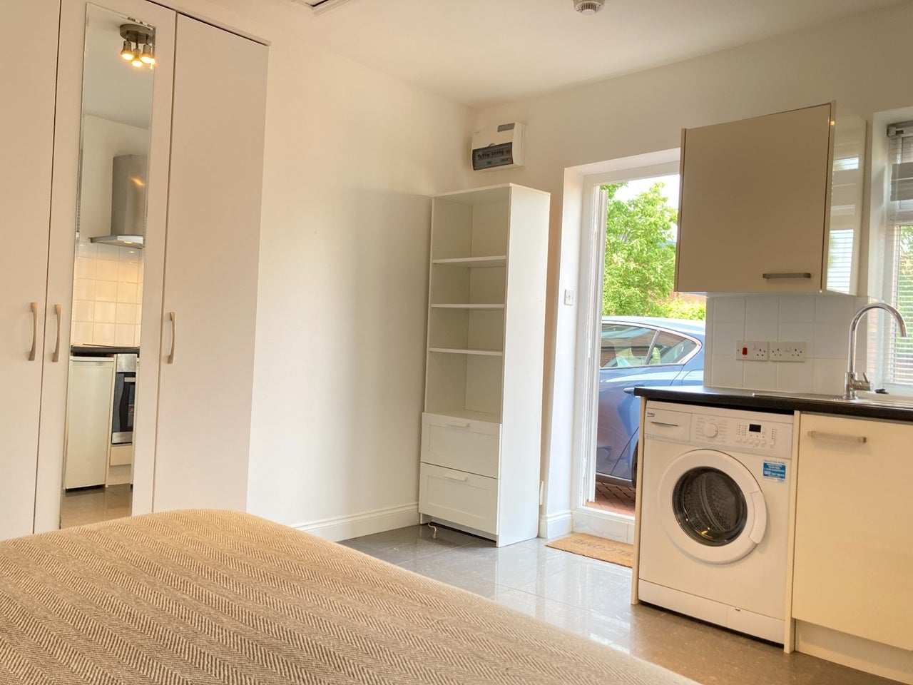 Flat Olive Road in Greater London