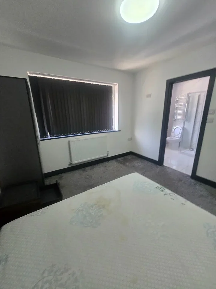 Room Kingshill Avenue in Greater London