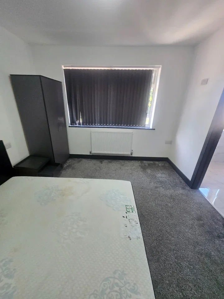 Room Kingshill Avenue in Greater London