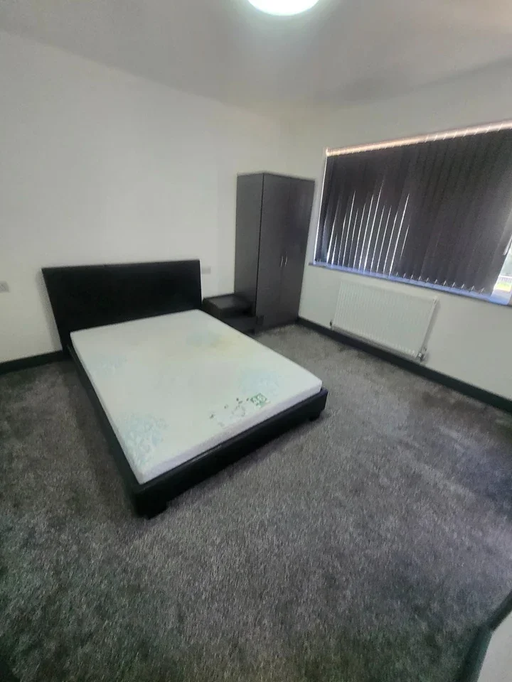 Room Kingshill Avenue in Greater London