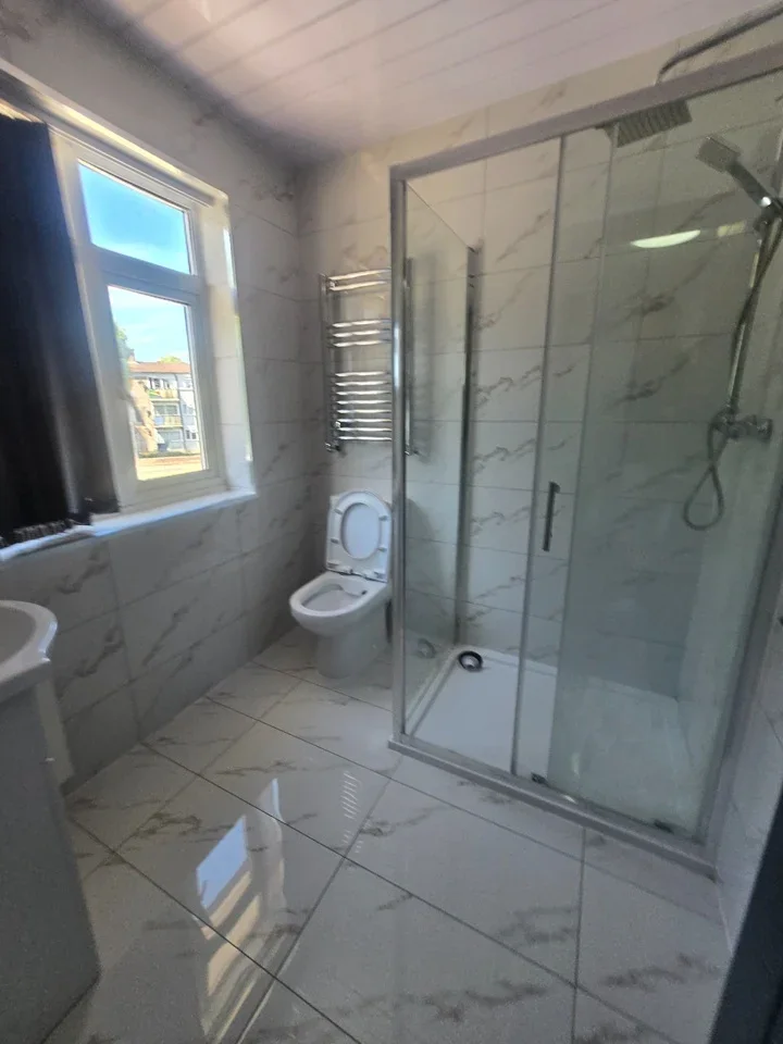 Room Kingshill Avenue in Greater London