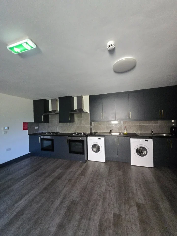 Room Kingshill Avenue in Greater London