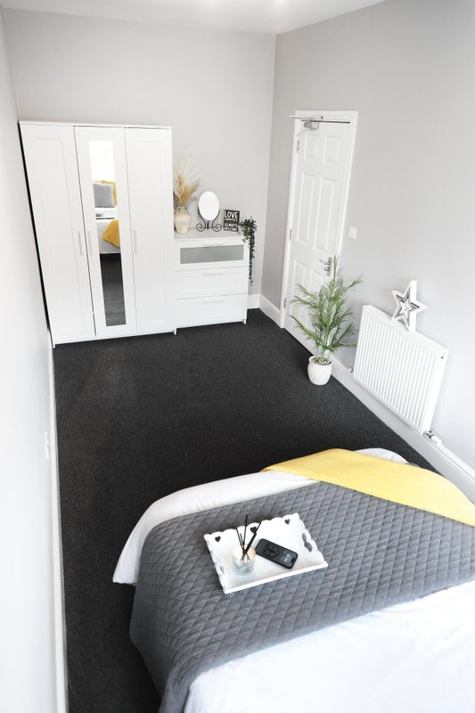 Room Edward Avenue in Salford