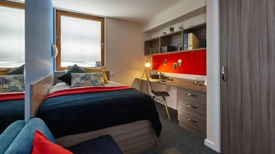 Flat Old Montague Street in Greater London