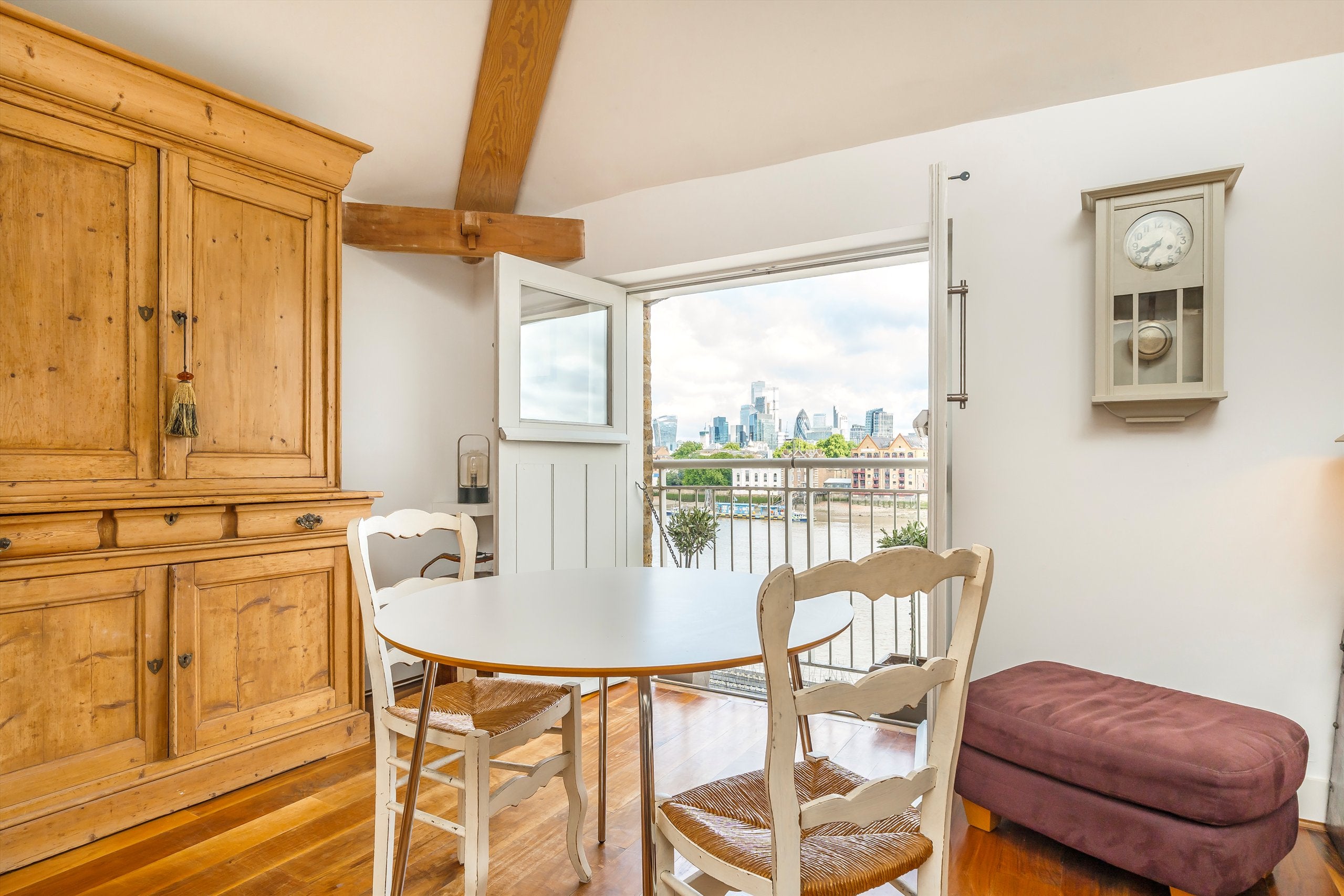 Flat Rotherhithe Street in Greater London