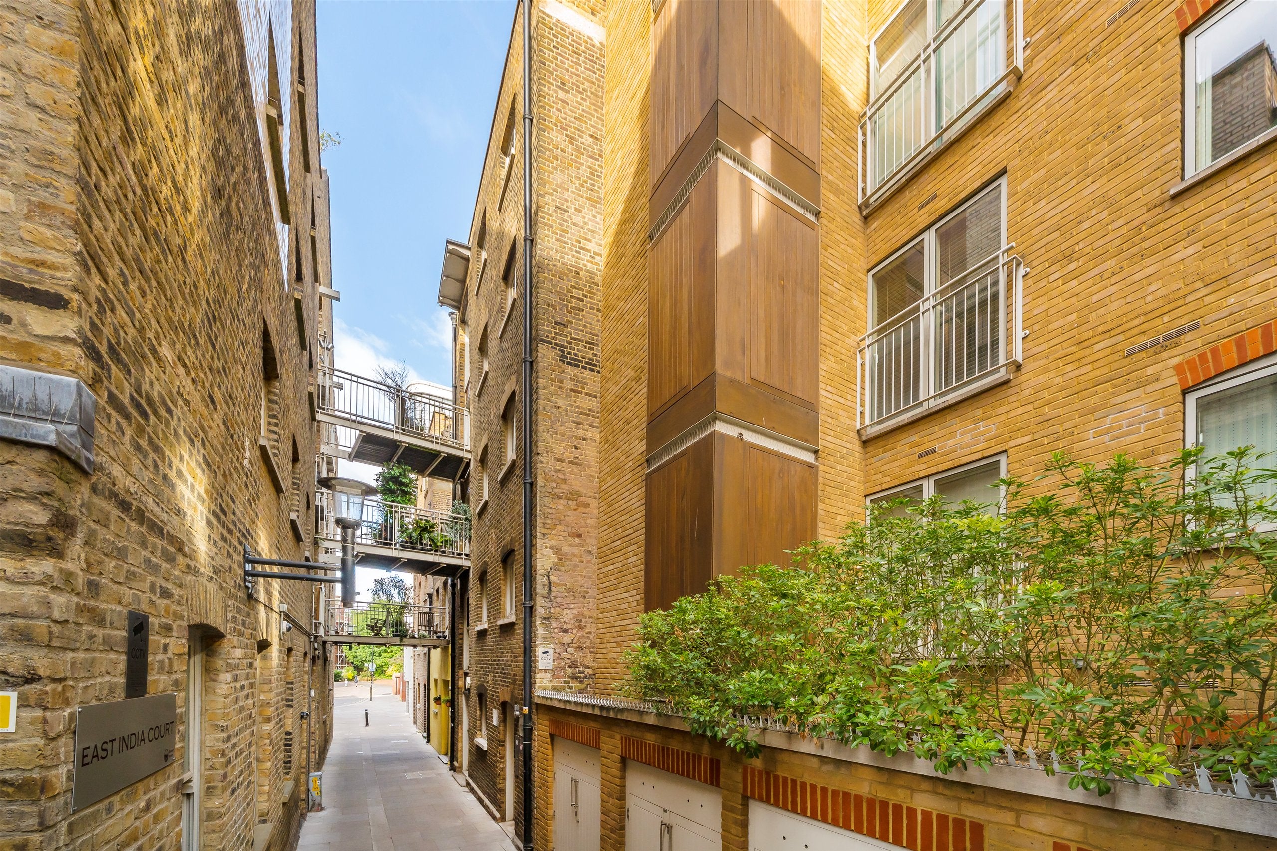 Flat Rotherhithe Street in Greater London
