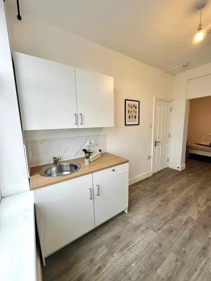 Flat Greenford Road in Greater London