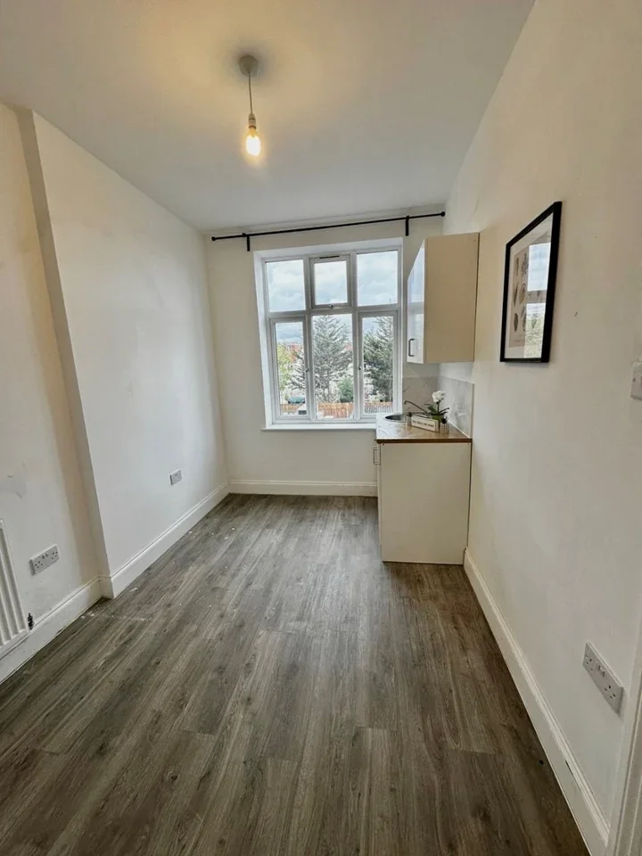 Flat Greenford Road in Greater London