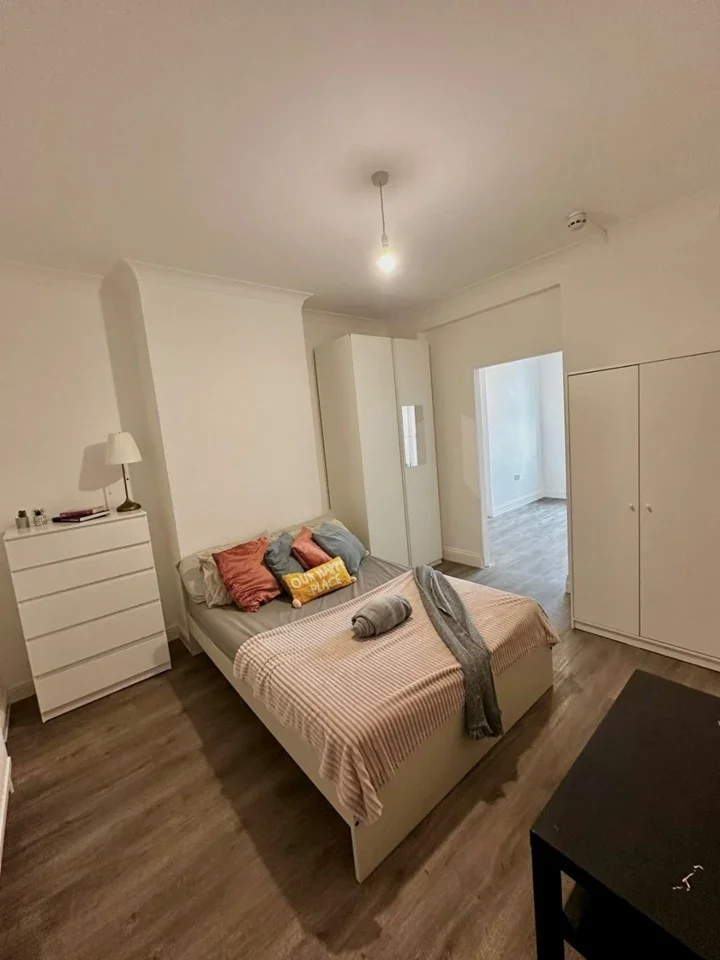 Flat Greenford Road in Greater London