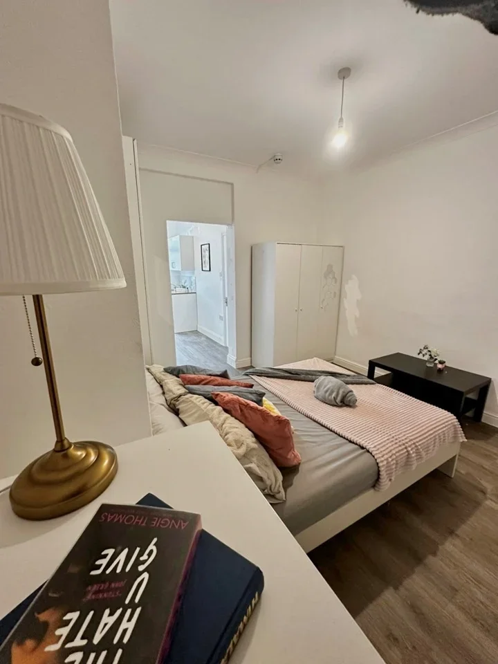 Flat Greenford Road in Greater London