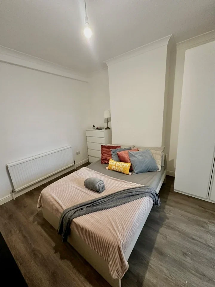 Flat Greenford Road in Greater London