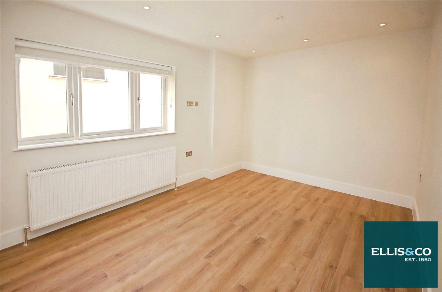 Flat Friern Park in Greater London