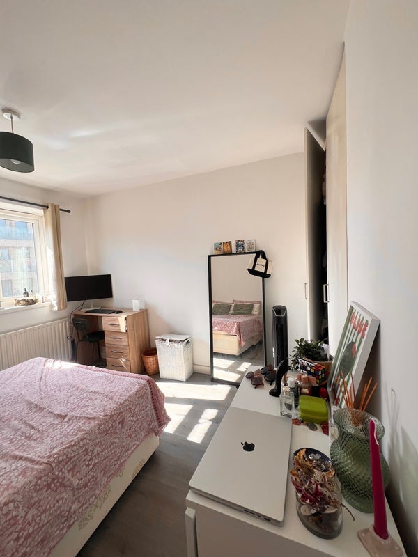 Room Crisp Road in Greater London