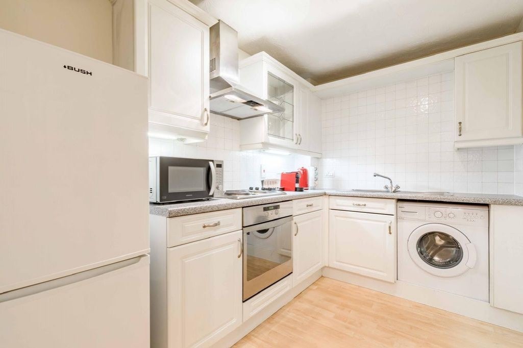 Flat Hurworth Avenue in Slough