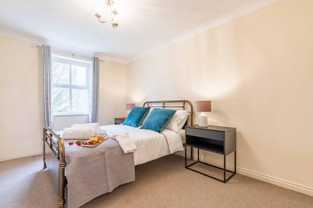 Flat Hurworth Avenue in Slough