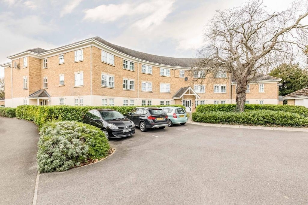 Flat Hurworth Avenue in Slough