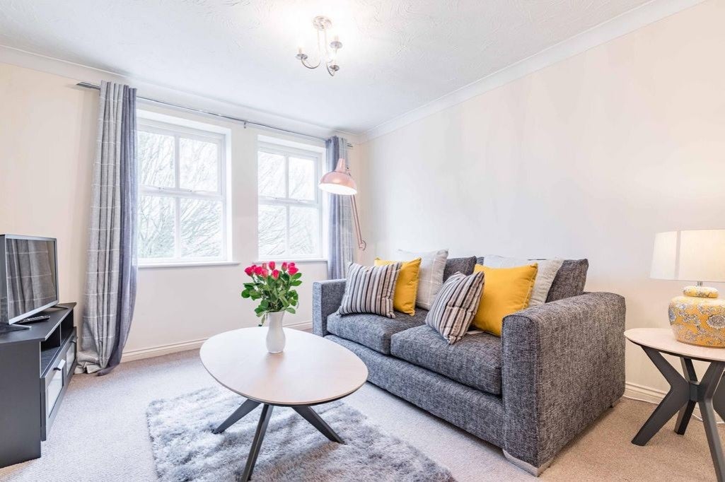 Flat Hurworth Avenue in Slough