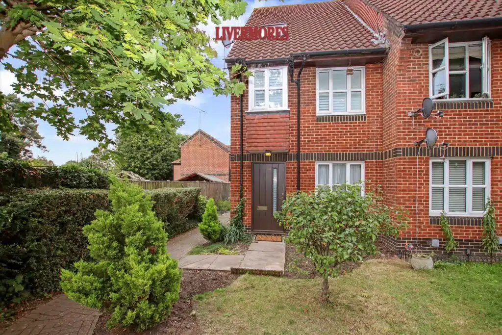 Flat Heathlee Road in Greater London