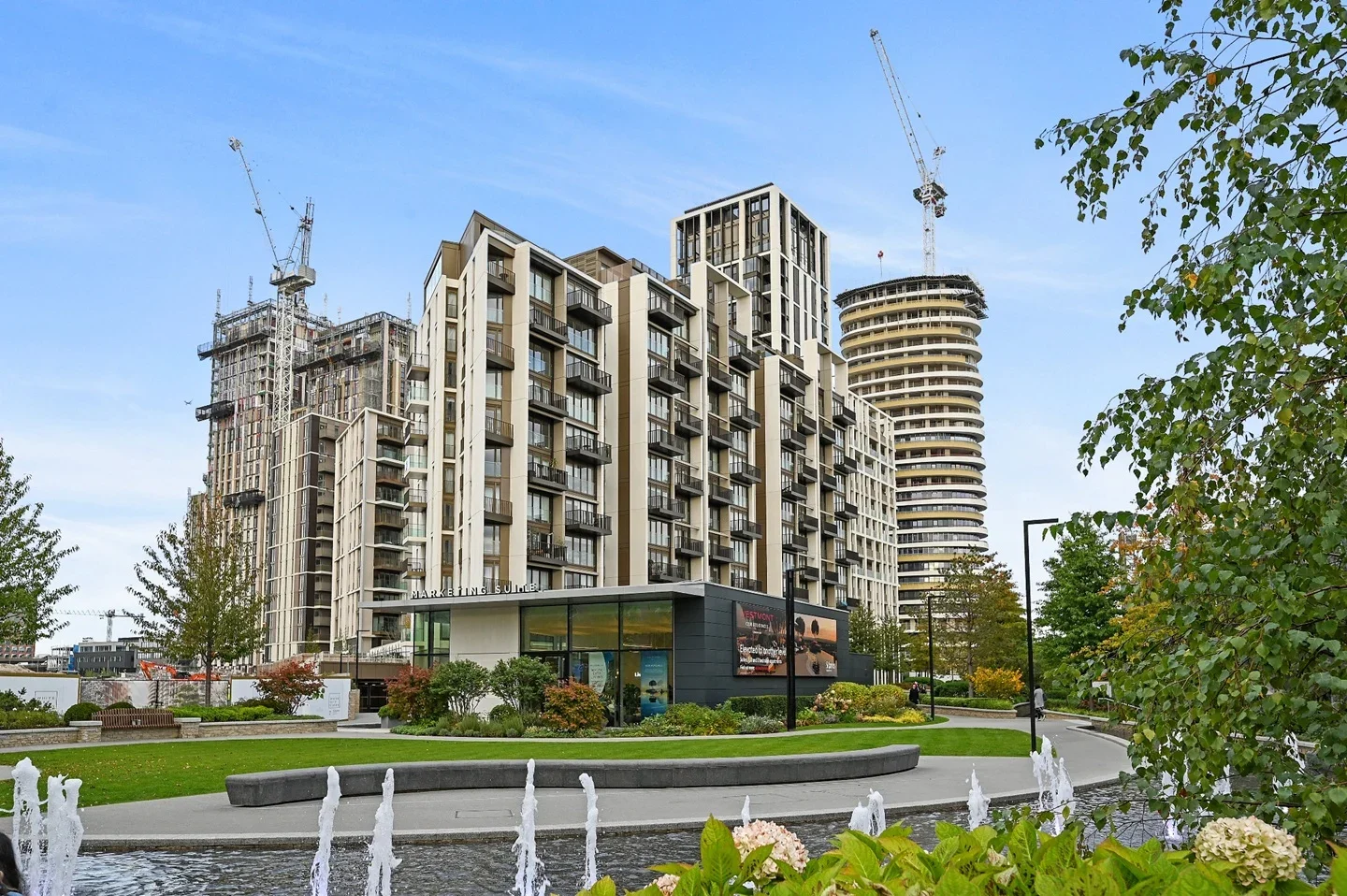 Flat Fountain Park Way in Greater London