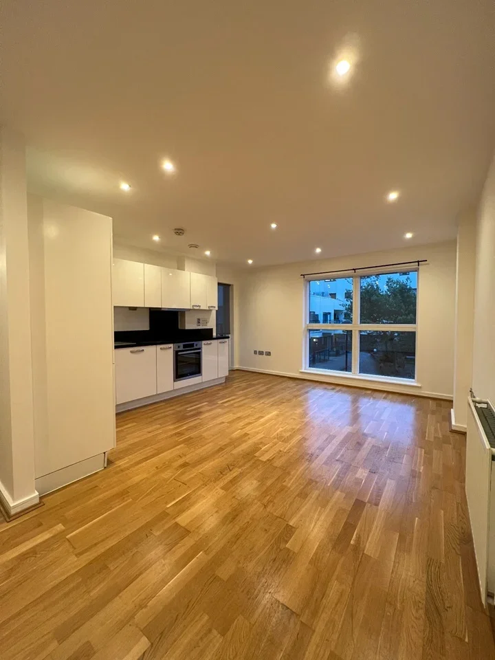 Flat Hayling Way in Greater London
